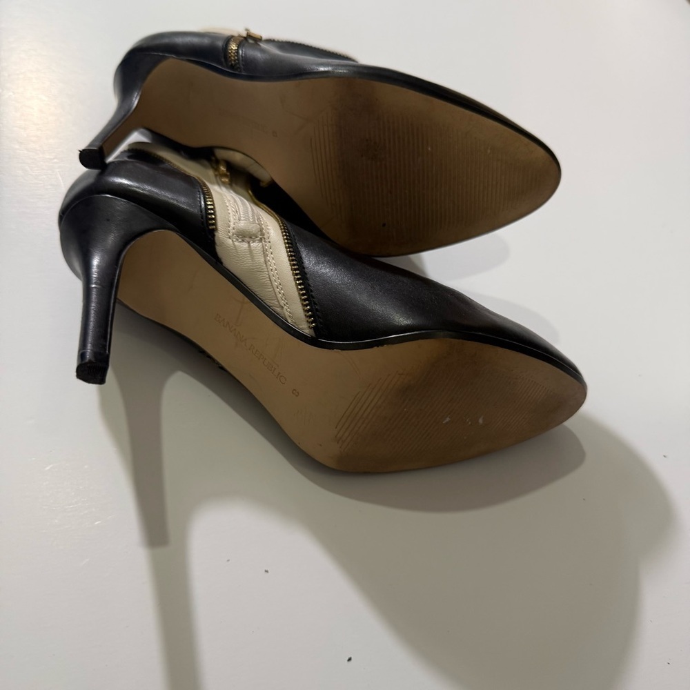 Banana Republic Kamile Leather Ankle Booties in a Black and Cream Size 8 - Picture 8 of 11